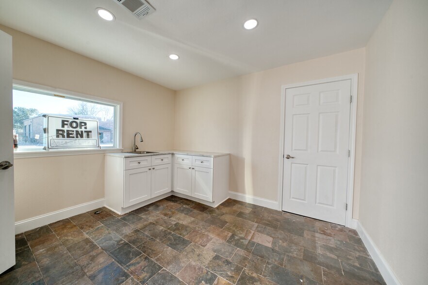 More Photos Of 9206 Thomasville Dr, Houston Warehouse For Sale