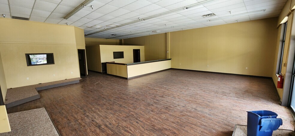 More Photos Of 568 E Main St, Independence Storefront For Lease