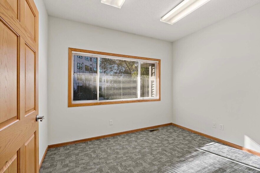 More Photos Of 2560-2568 Rice St, Saint Paul Office For Sale