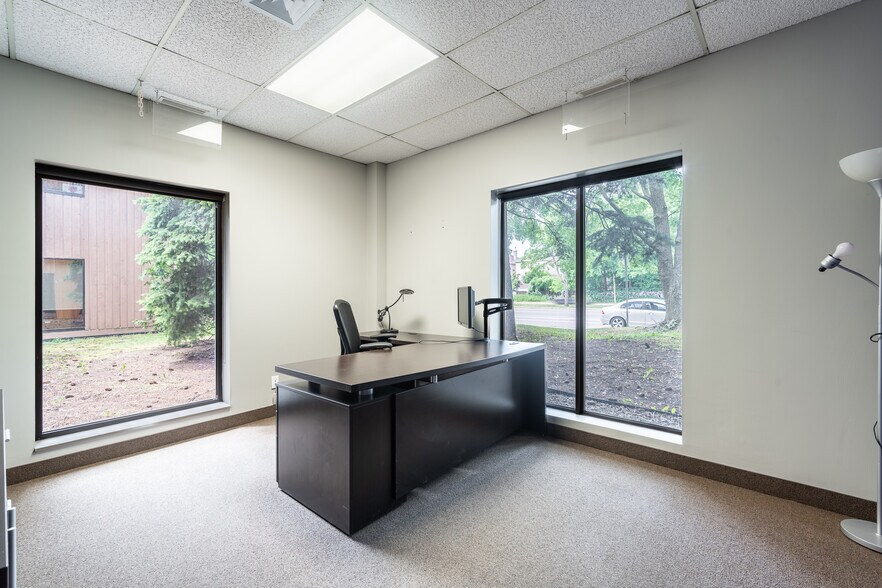 More Photos Of 2830 Boul Saint-Martin E, Laval Office For Lease