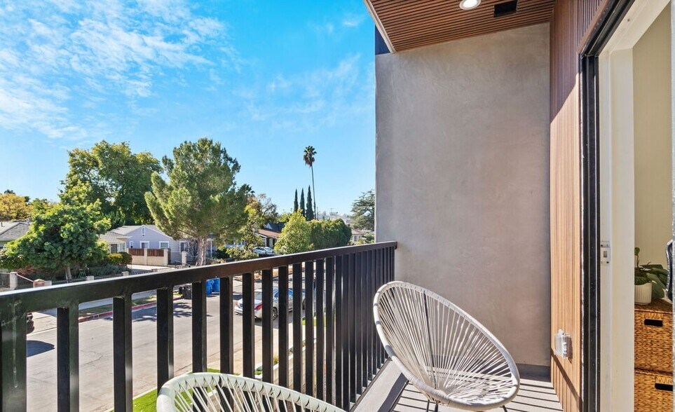 More Photos Of 10821 Hartsook St, North Hollywood Apartments For Sale