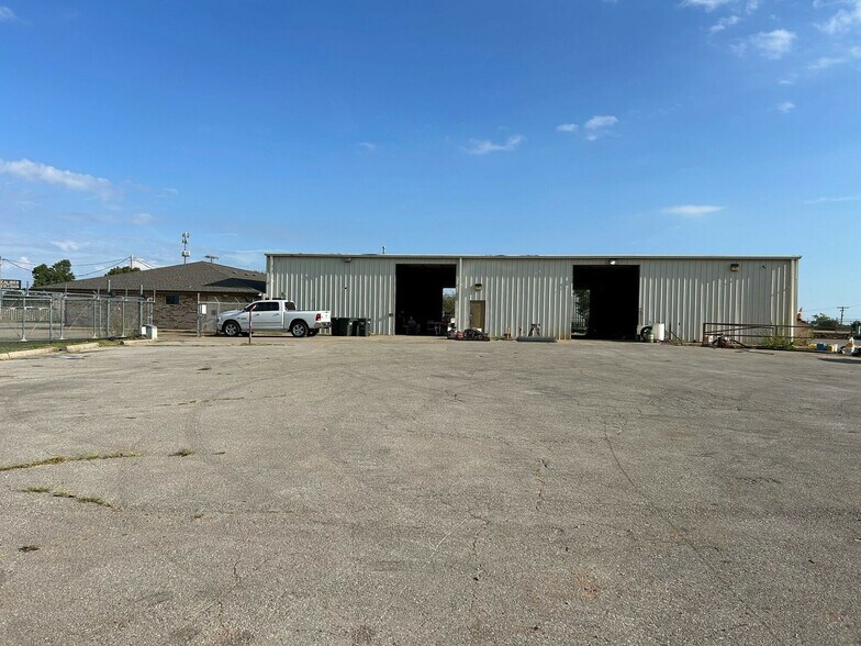 More Photos Of 2404 S Broadway St, Oklahoma City Flex For Lease