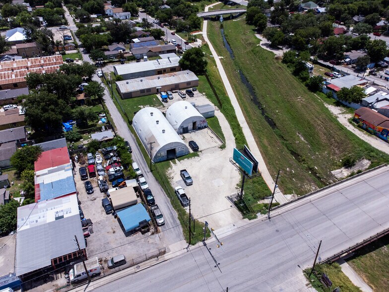 More Photos Of 1010 N Zarzamora St, San Antonio Warehouse For Sale