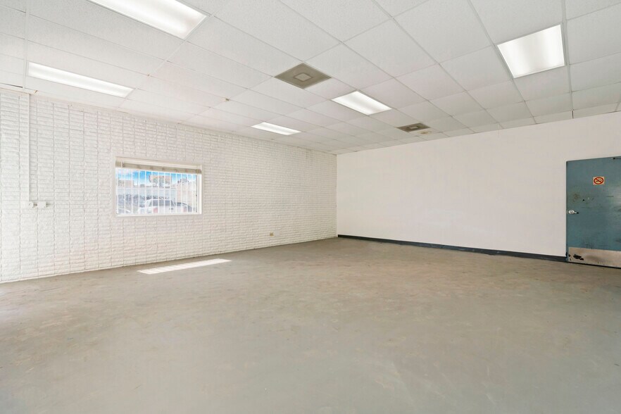 More Photos Of 1350-1390 N Colorado St, San Antonio Showroom For Lease