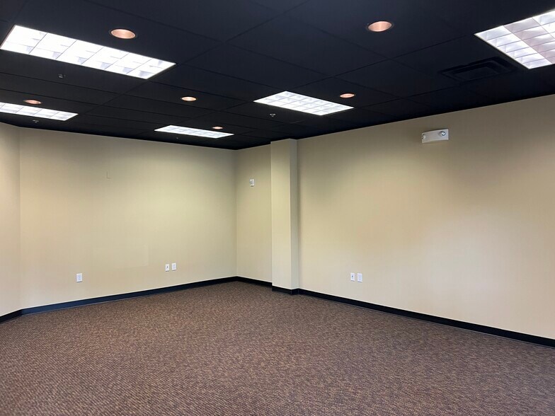 More Photos Of 11085 Montgomery Rd, Montgomery Flex For Lease