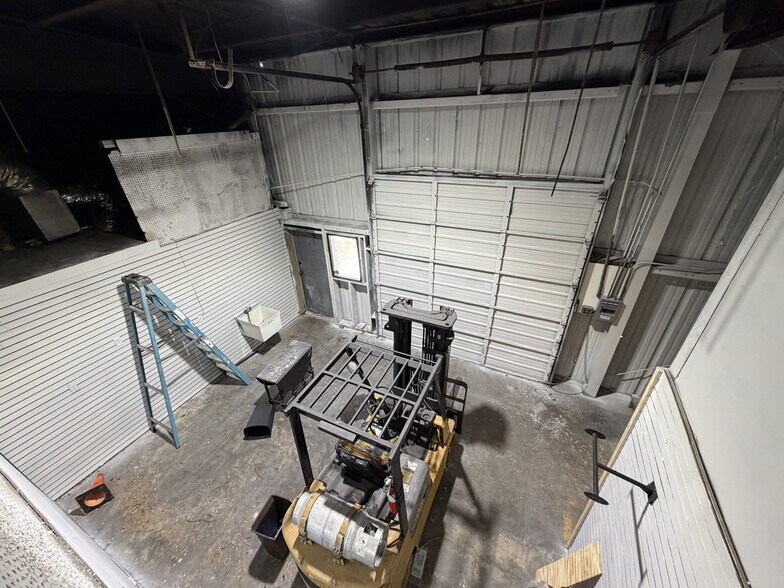 More Photos Of 15921 N Florida Ave, Lutz Warehouse For Lease
