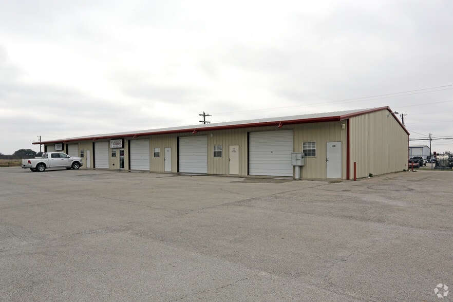 More Photos Of 1310 Weatherford Hwy, Granbury Light Distribution For Lease