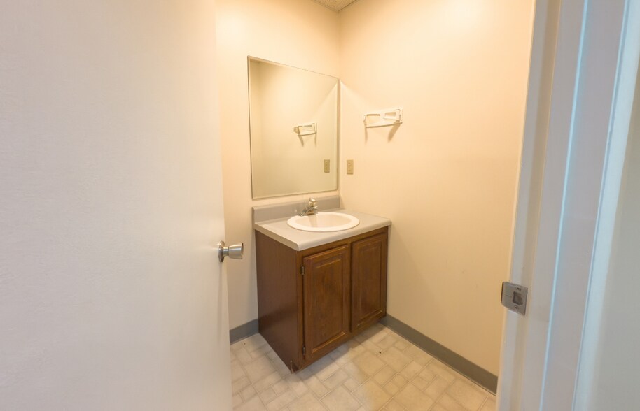 More Photos Of 100 Arbor Dr, Christiansburg Office For Lease