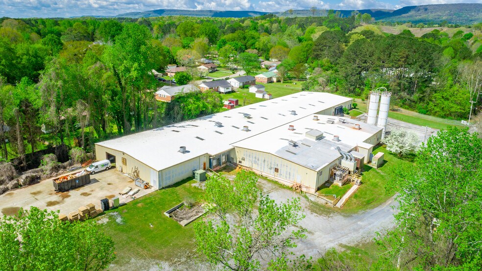 More Photos Of 1129 S Chattanooga St, LaFayette Warehouse For Sale