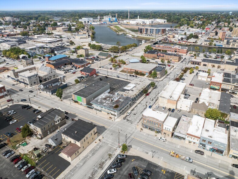 More Photos Of 908 Washington St, Manitowoc Hotel For Sale