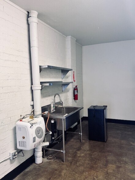 More Photos Of 3331 NE Sandy Blvd, Portland Storefront Retail Office For Lease