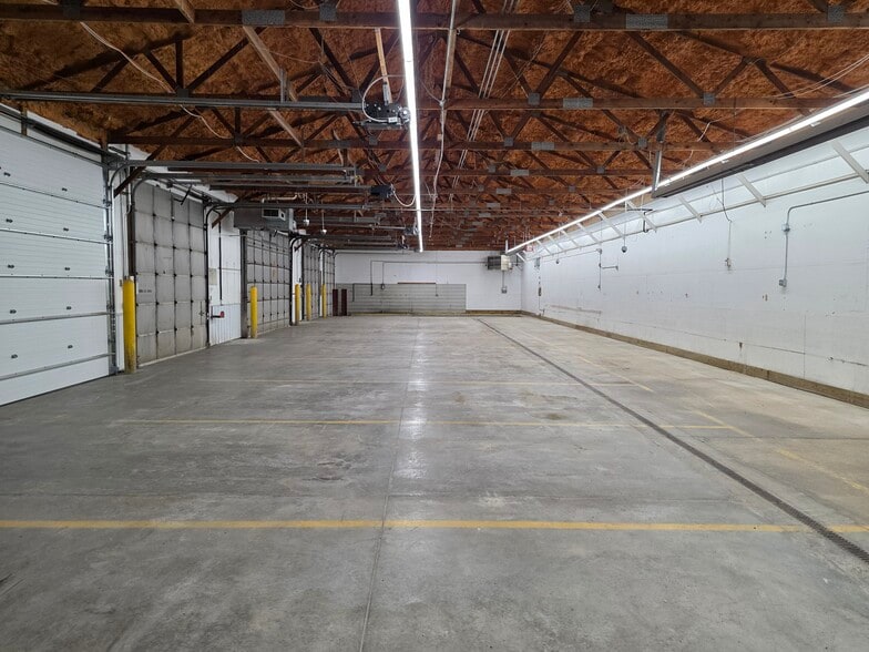 More Photos Of 5205 Hwy 18, Clear Lake Flex For Lease