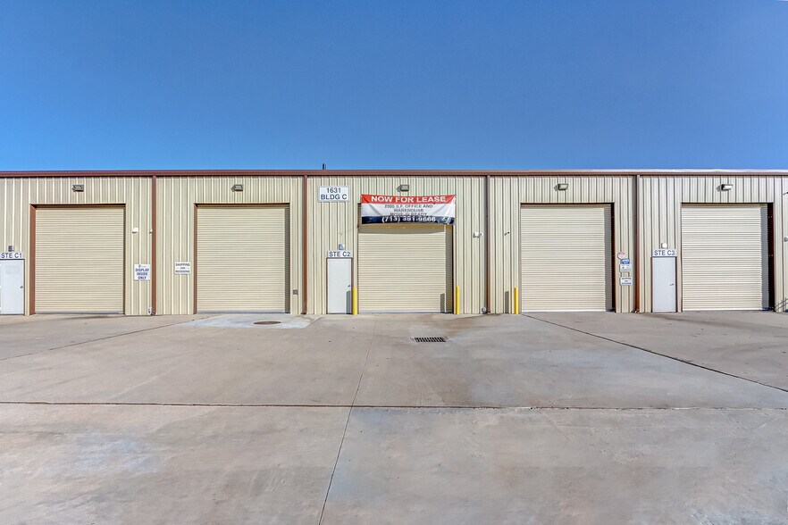More Photos Of 1631 Highway 6 S, Houston Warehouse For Lease