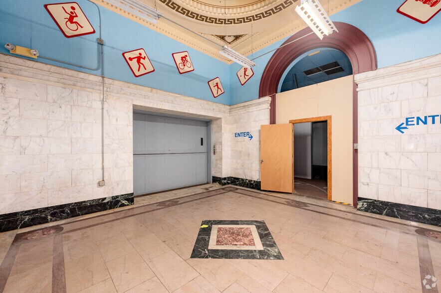 More Photos Of 222 N Alabama St, Indianapolis Office For Sale