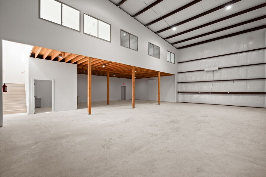 More Photos Of 10020 Darden Hill Rd, Austin Unknown For Lease