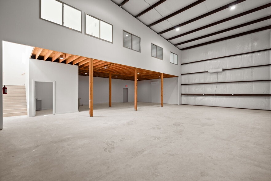 More Photos Of 10020 Darden Hill Rd, Austin Light Distribution For Lease