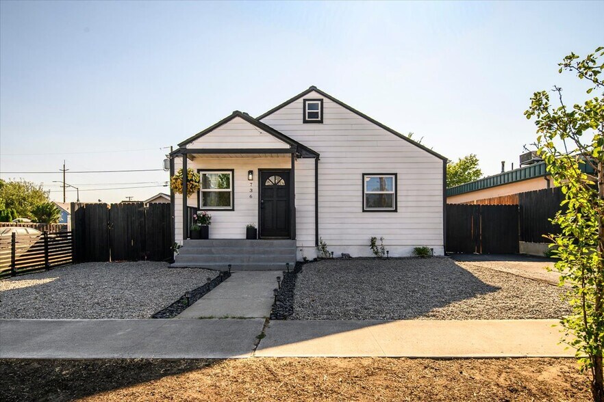 More Photos Of 736 SW 10th St, Redmond Office For Sale