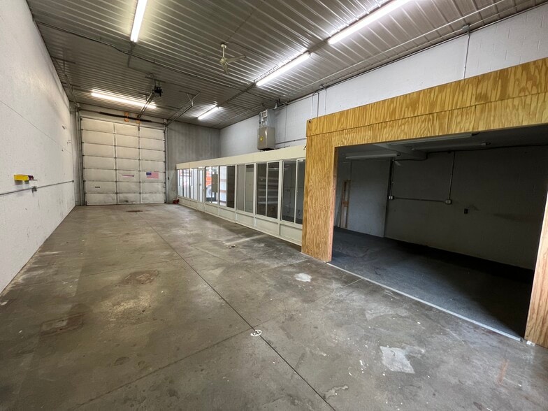 More Photos Of 2879-2893 Sanford Ave SW, Grandville Warehouse For Lease