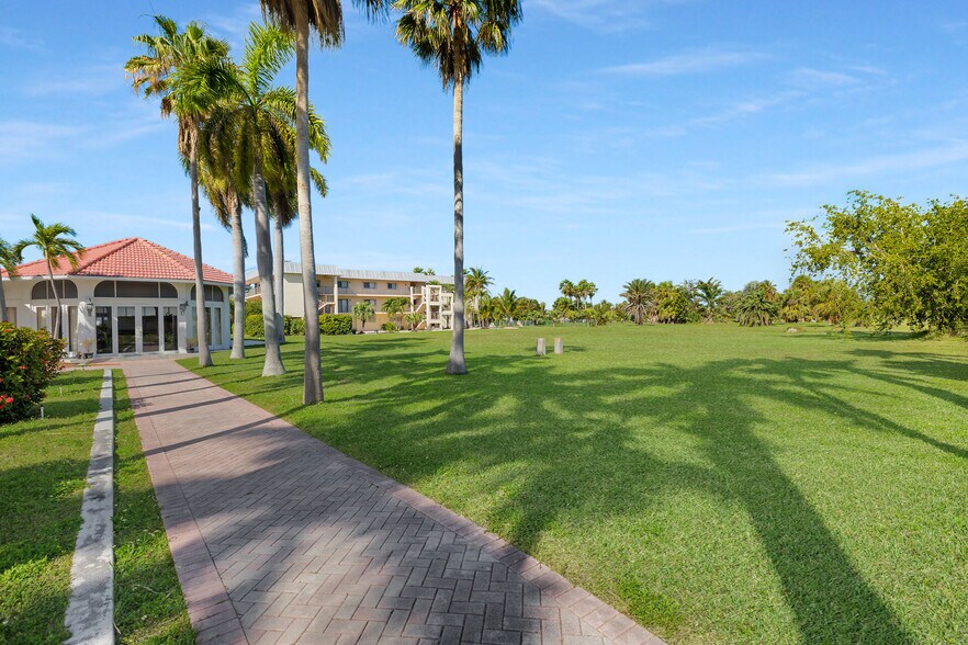 More Photos Of 700 Ocean Dr, Key Colony Beach Restaurant For Sale