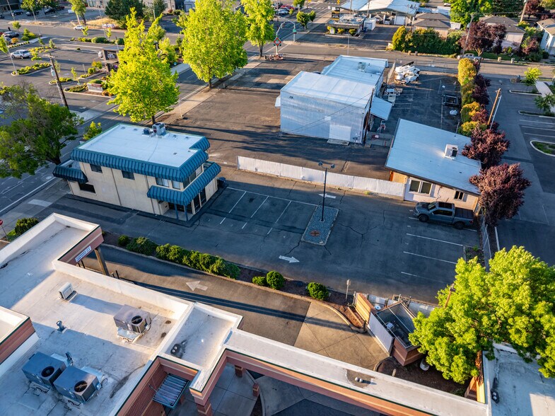 More Photos Of 735 SE 7th St, Grants Pass Office For Sale