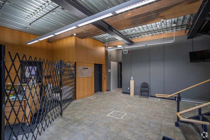 More Photos Of 758 Harbourside Dr, North Vancouver Warehouse For Lease