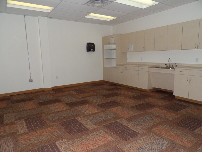 More Photos Of 11500 Pellicano Dr, El Paso Showroom For Sale