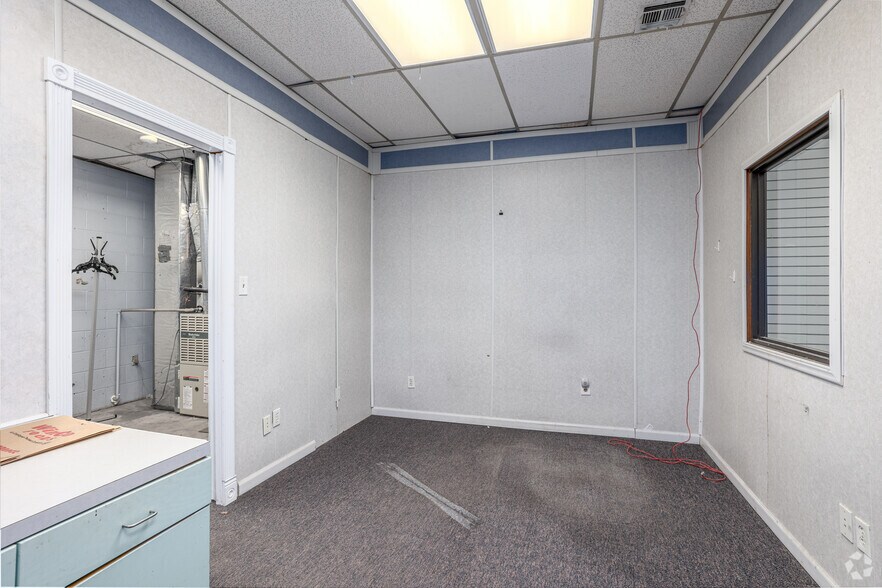 More Photos Of 317 W Gray St, Norman Storefront For Sale