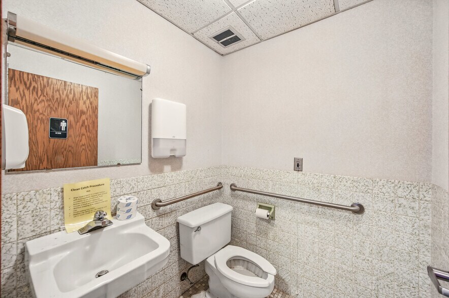 More Photos Of 2000 Green St, Farrell Medical For Sale