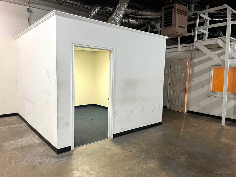 More Photos Of 5508-5516 Brewster St, San Antonio Warehouse For Lease