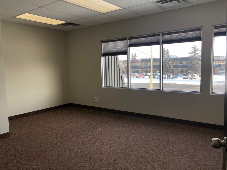 More Photos Of 2935-2947 19th St NE, Calgary Service For Lease