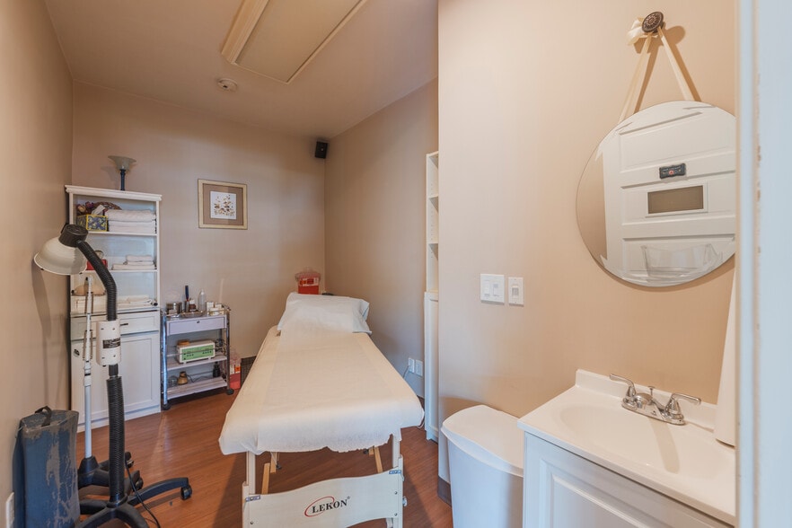 More Photos Of 146 E Walnut Ave, Monrovia Medical For Sale