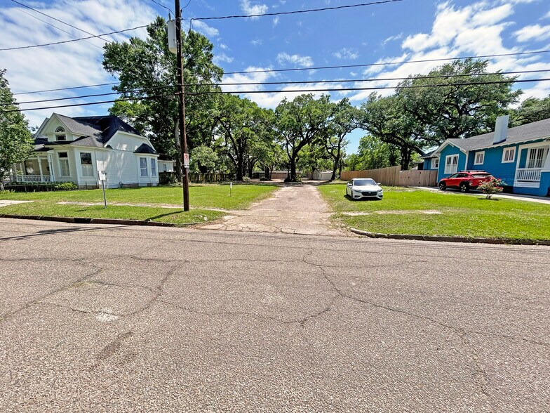 More Photos Of 1304 Government St, Mobile Veterinarian Kennel For Sale
