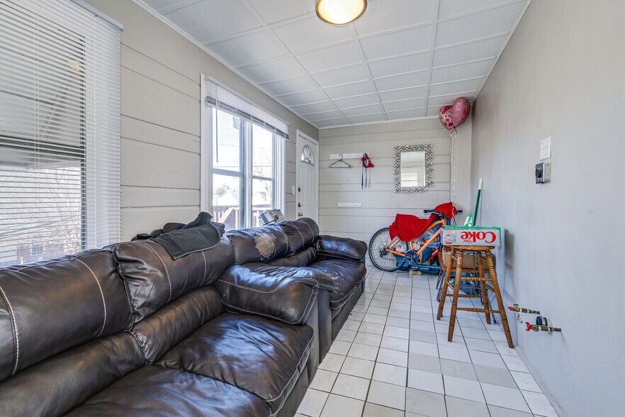 More Photos Of 609-611 N Dale St N, Saint Paul Storefront Retail Residential For Sale