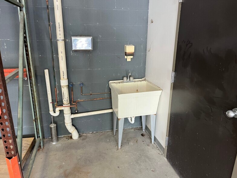 More Photos Of 1115 Lawrence Dr, Columbus Warehouse For Lease