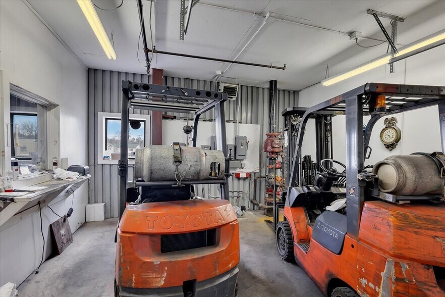 More Photos Of 15 E Elm St, Broadalbin Warehouse For Lease