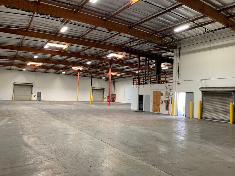 More Photos Of 11937-11939 Woodruff Ave, Downey Unknown For Lease