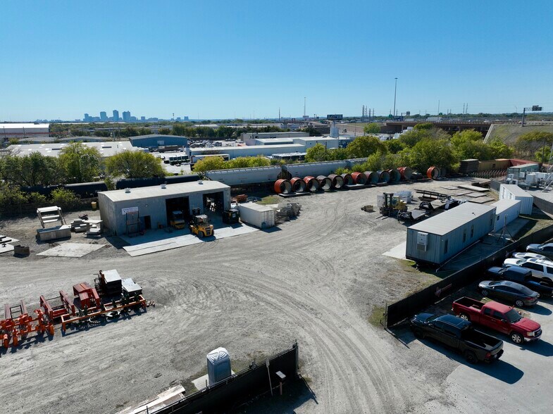 More Photos Of 2420 NE 35th St, Fort Worth Service For Lease