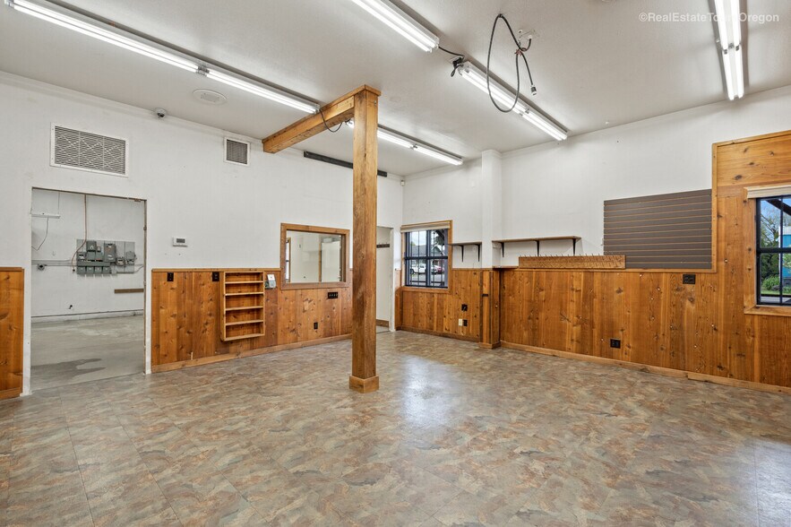 More Photos Of 10791 Oak St NE, Donald Showroom For Sale