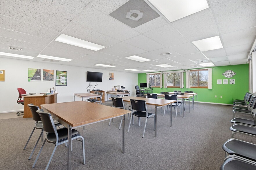 More Photos Of 160 Oak St, Glastonbury Office For Sale