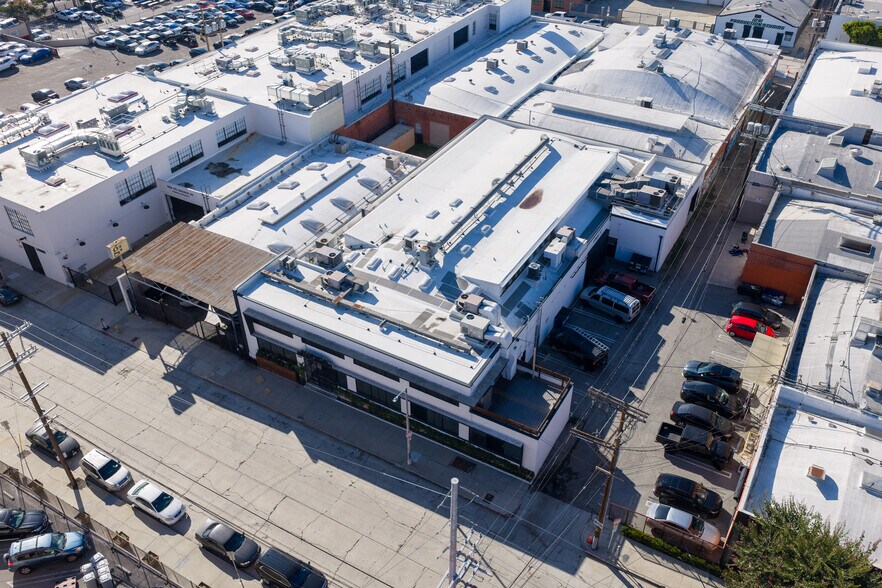 More Photos Of 1041 N Mansfield Ave, Los Angeles Light Distribution For Sale