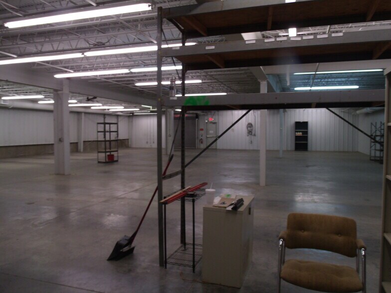 More Photos Of 411 Holmes St, Frankfort Light Distribution For Sale