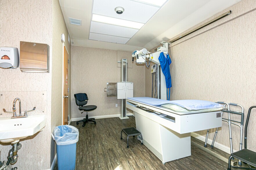 More Photos Of 986-990 Sunrise Hwy, Babylon Medical For Sale