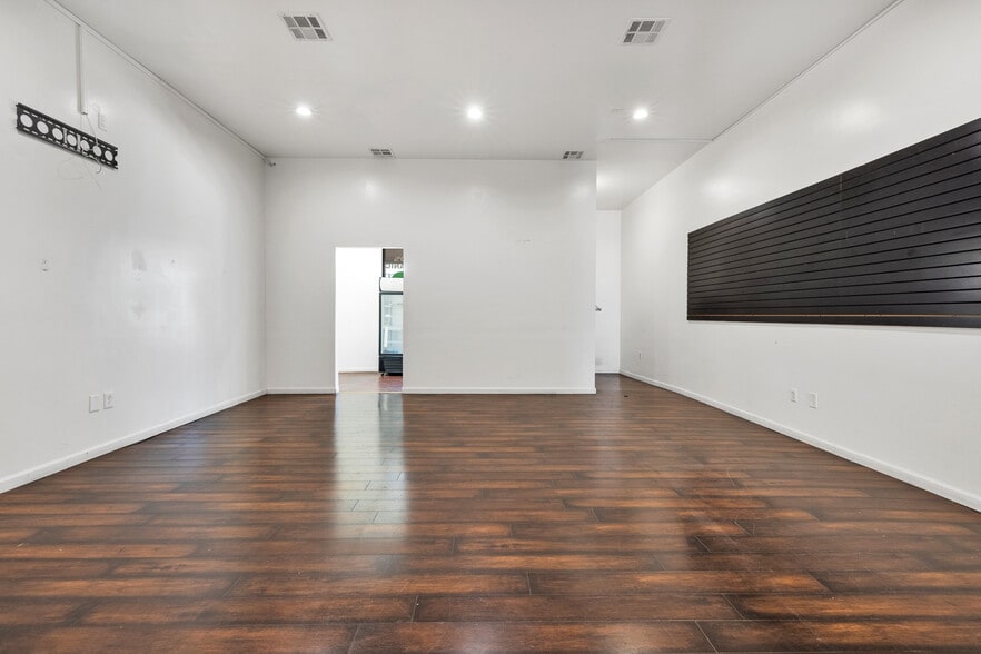 More Photos Of 11119-11123 Burbank Blvd, North Hollywood Storefront Retail Office For Lease