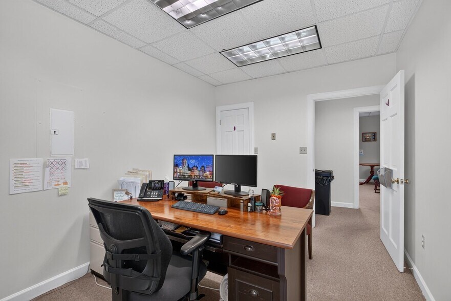 More Photos Of 800 Country Club Rd, Harrisonburg Office For Sale
