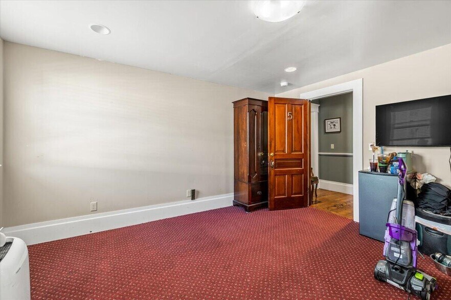 More Photos Of 315 Main St, Ferndale Hotel For Sale