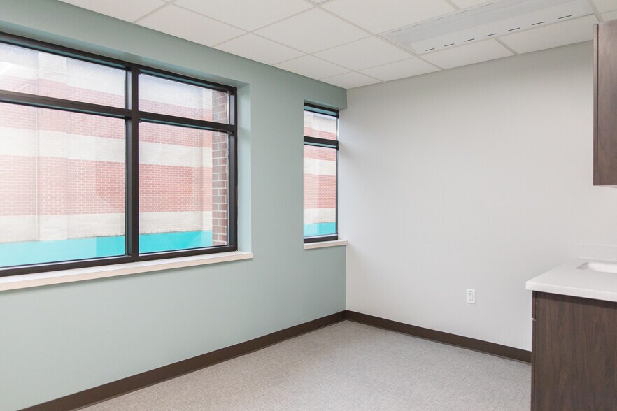 More Photos Of 17030 Lakeside Hills Plz, Omaha Medical For Lease