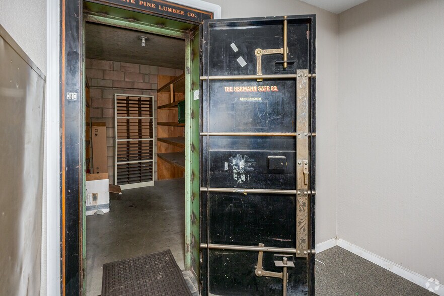 More Photos Of 1980 Kusel Rd, Oroville Manufacturing For Lease