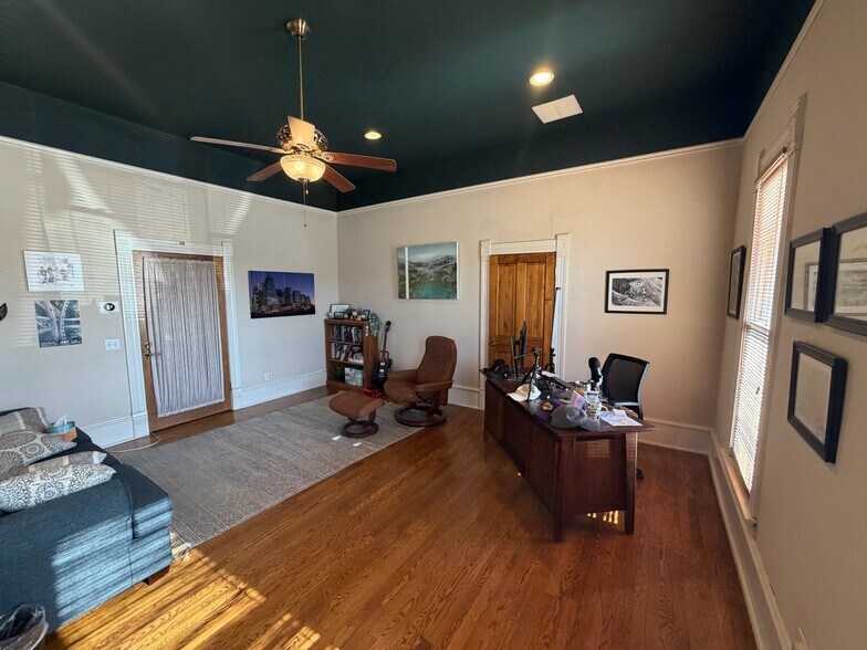 More Photos Of 411 W Main St, Round Rock Unknown For Lease