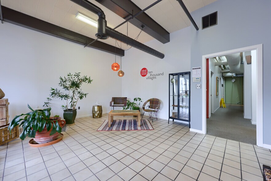 More Photos Of 704 Main St, Akron Flex For Sale