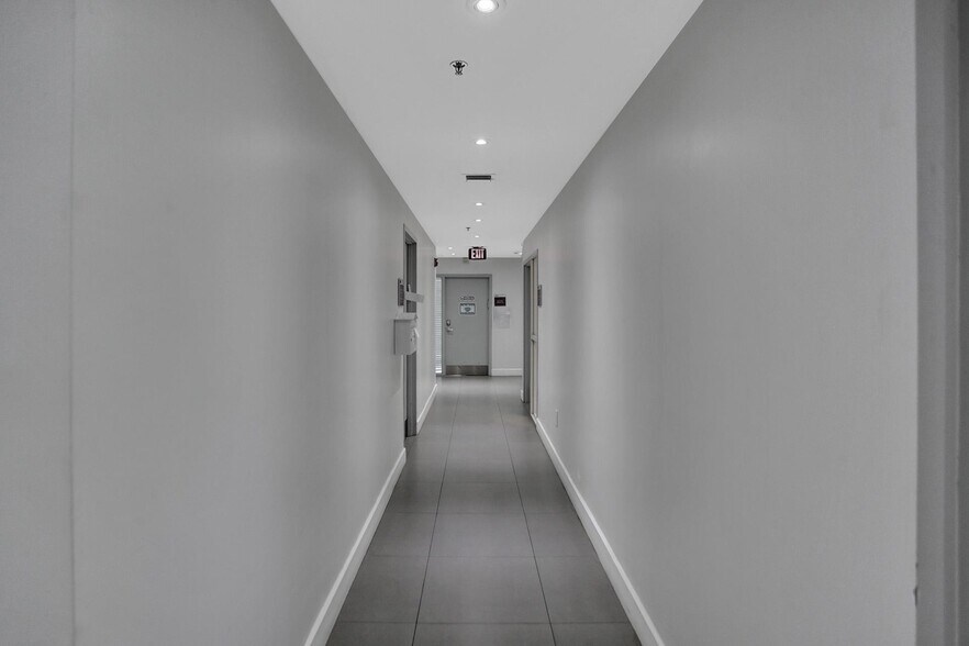 More Photos Of 2870 Stirling Rd, Hollywood Light Distribution For Sale